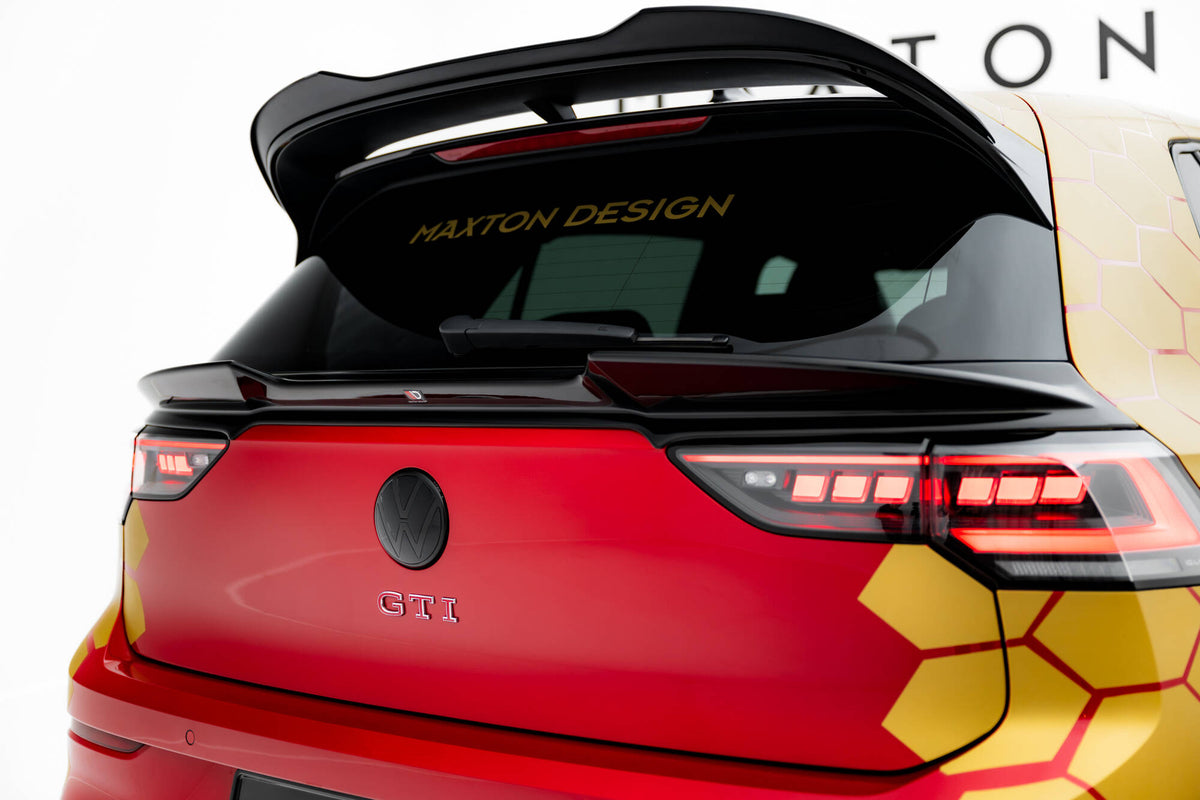 Spoiler til VW Golf 8 GTI Clubsport / GTI montert på sort VW Golf 8