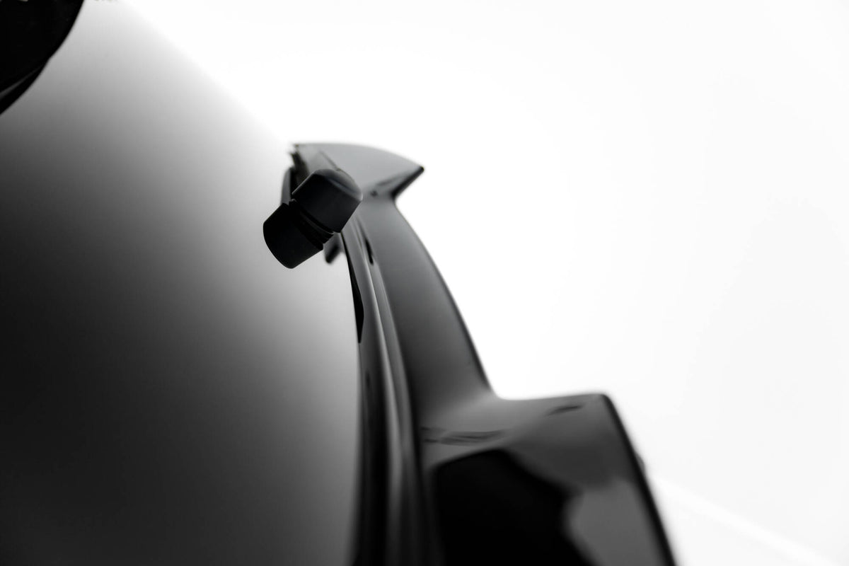 Hekkspoiler til VW Golf 8 GTI Clubsport / GTI – nærbilde av overflaten med blank svart finish