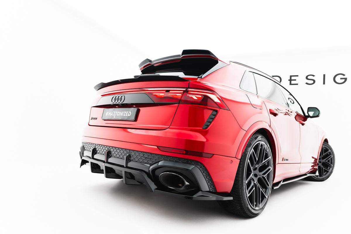 Detalj av dobbeltsidig 3M-tape på baksiden av Spoiler Cap til Audi RSQ8 Mk1 Facelift