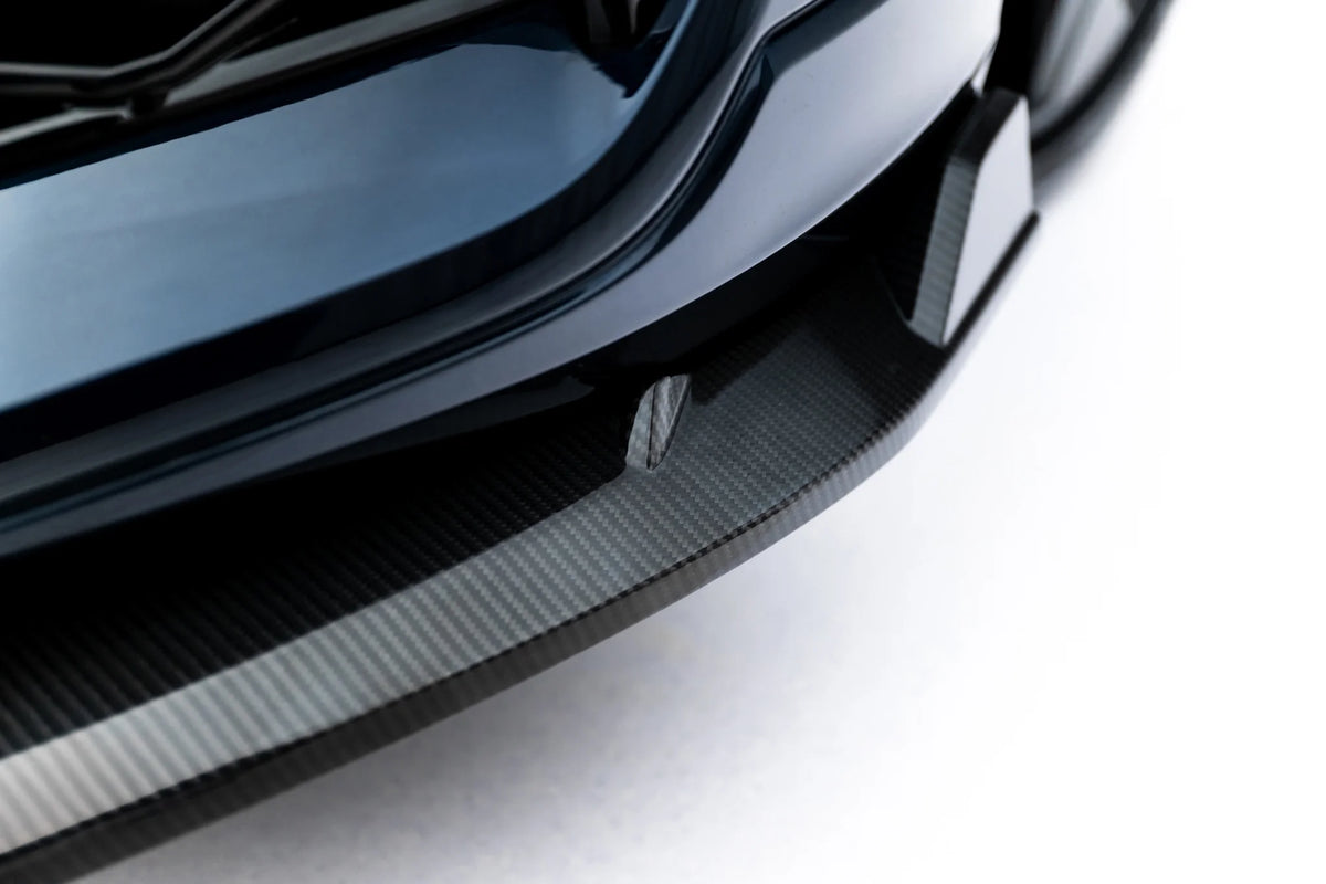 Detaljbilde av kanten på karbon-frontsplitter til Audi RSQ8