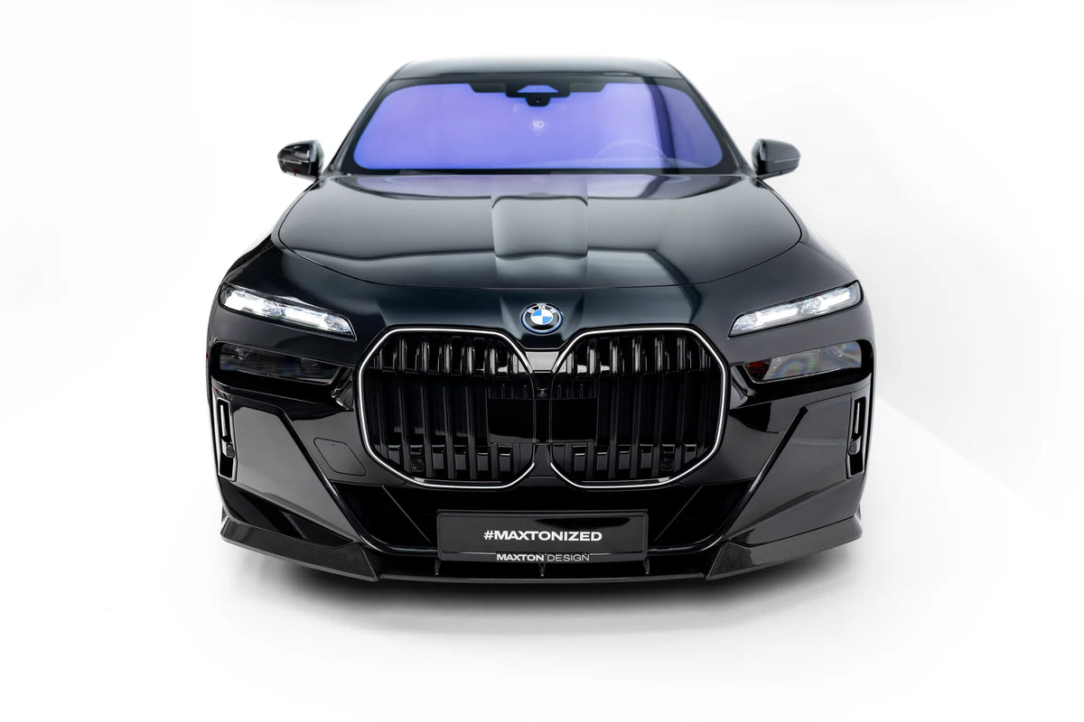 Karbon frontsplitter montert på BMW i7 M-Pack G70 sett forfra