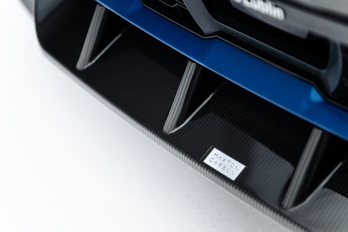 Detaljbilde av karbonvev på frontsplitter til BMW X7 M-Pack G07