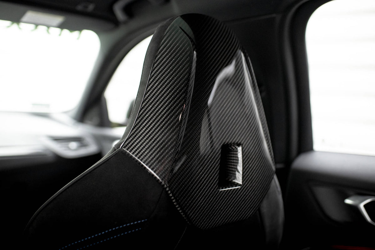 Nakkestøtter i karbonfiber til BMW 1-serie F40 M135i montert på setet