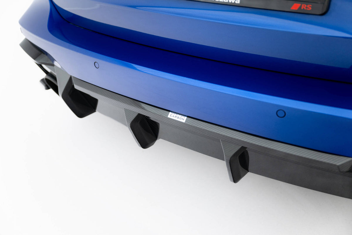 Detalj av monteringshull på karbondiffuser til Audi RS6 C8