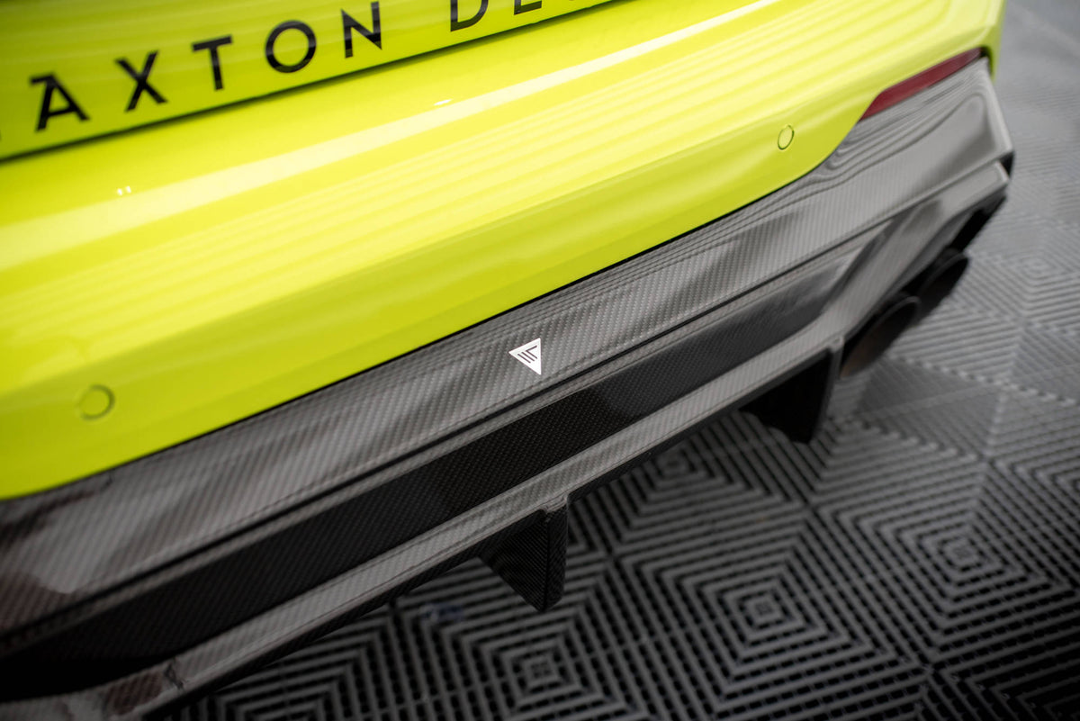 Detalj av forborede monteringshull på carbon diffuser BMW 1 F40