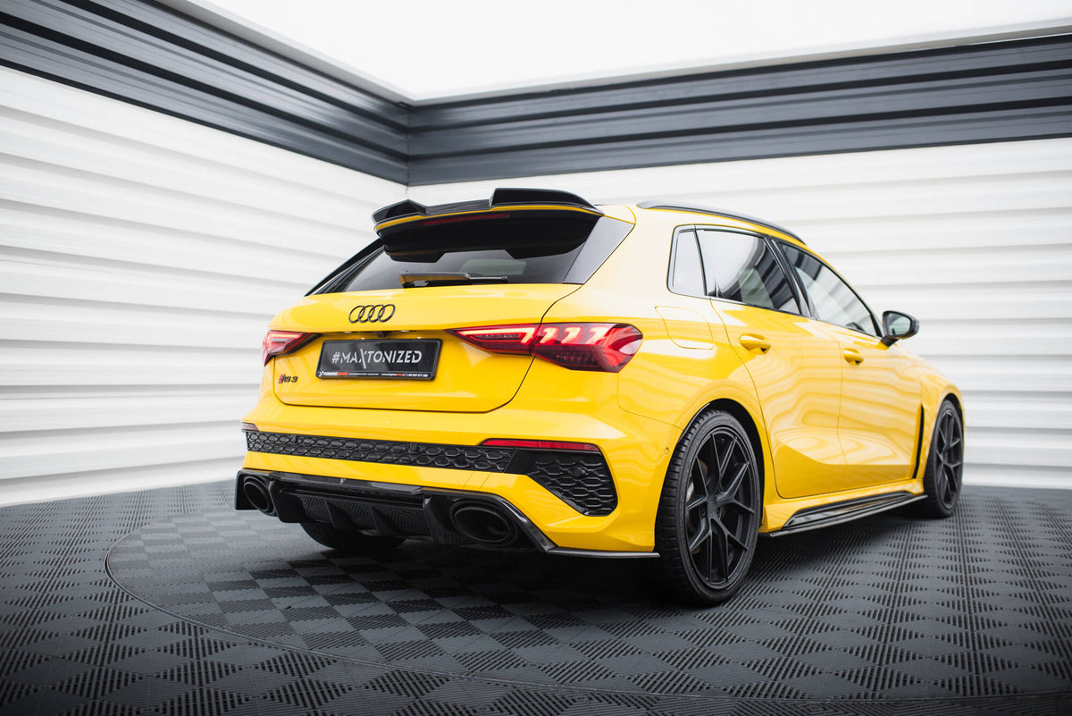 Nærbilde av karbonmønster på sidesplittere bak til Audi RS3 Sportback 8Y