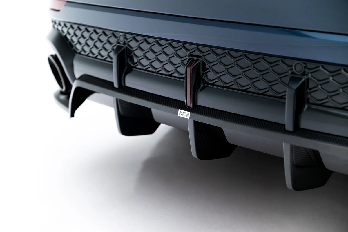 Detalj av ensartet karbonvev på baksplitter til Audi RSQ8