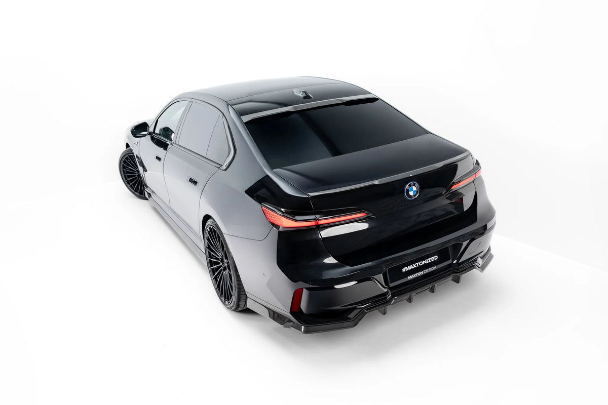 Nærbilde av ensartet karbonvev på baksplitter til BMW i7 G70
