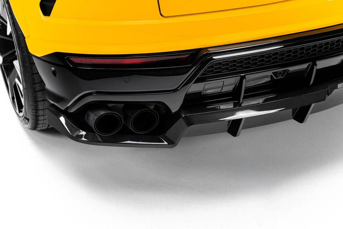 Detalj av vertikale ribber på baksplitter Lamborghini Urus Mk1