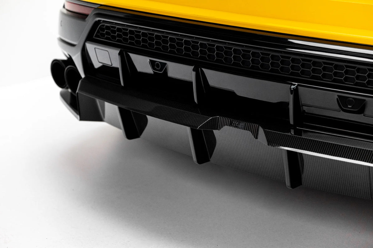 Baksplitter med vertikale ribber montert på Lamborghini Urus Mk1