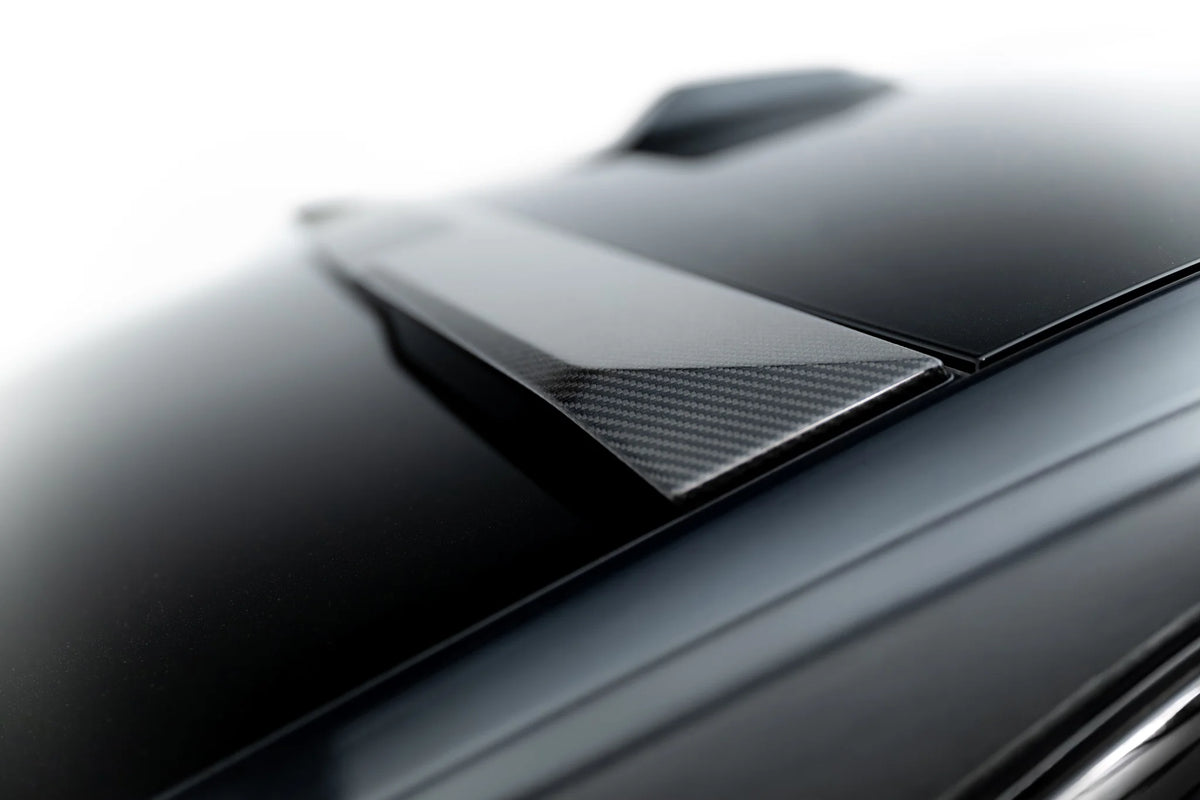 Karbon bakrutespoiler for BMW i7 G70 montert på øvre kant av bakruten