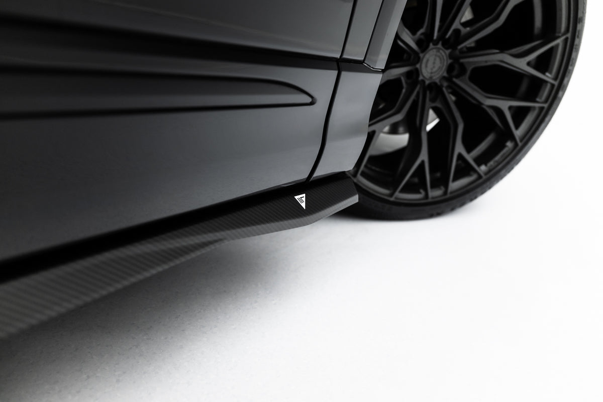 Karbon sideskjørt montert på terskel til Audi SQ8 Mk1 Facelift
