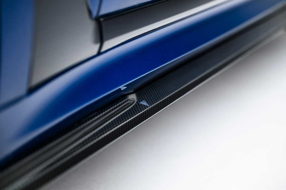 Detalj av prepreg karbonfiber på sideskjørt for BMW X7 G07 facelift