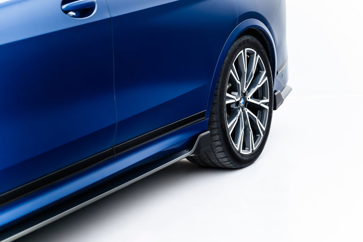 Profil av sideskjørt i karbonfiber montert på BMW X7 M-Pack G07