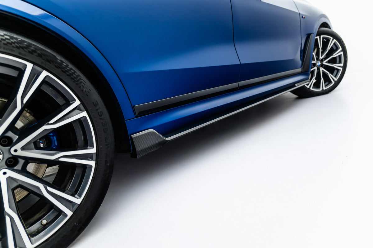 Nærbilde av Carbon Uniform Shape-finish på sideskjørt til BMW X7 G07