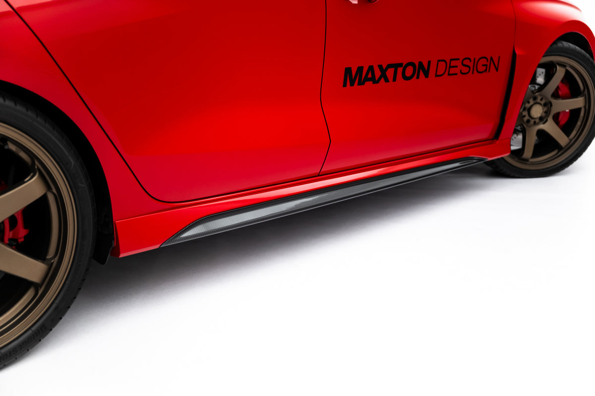 Karbon sideskjørt montert på Audi RS3 Sportback 8Y, sideprofil