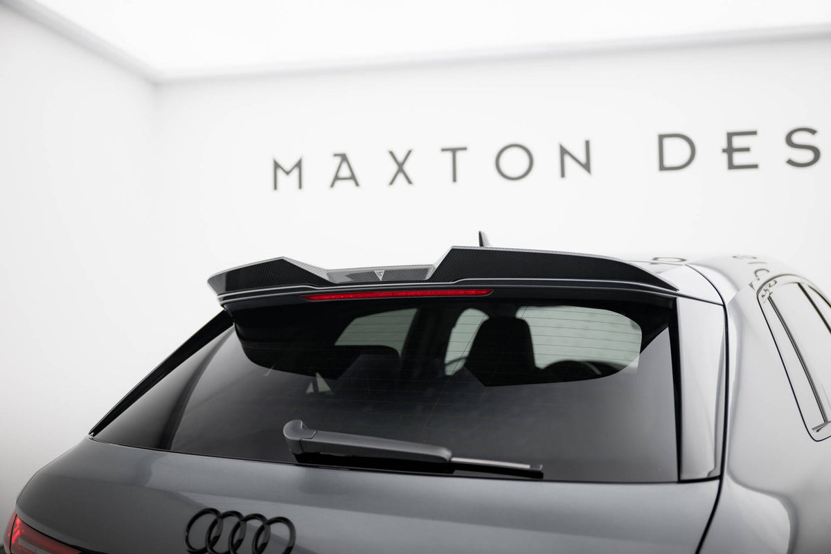 Karbon hekkspoiler montert med 3M-tape på Audi 8Y Facelift bakluke