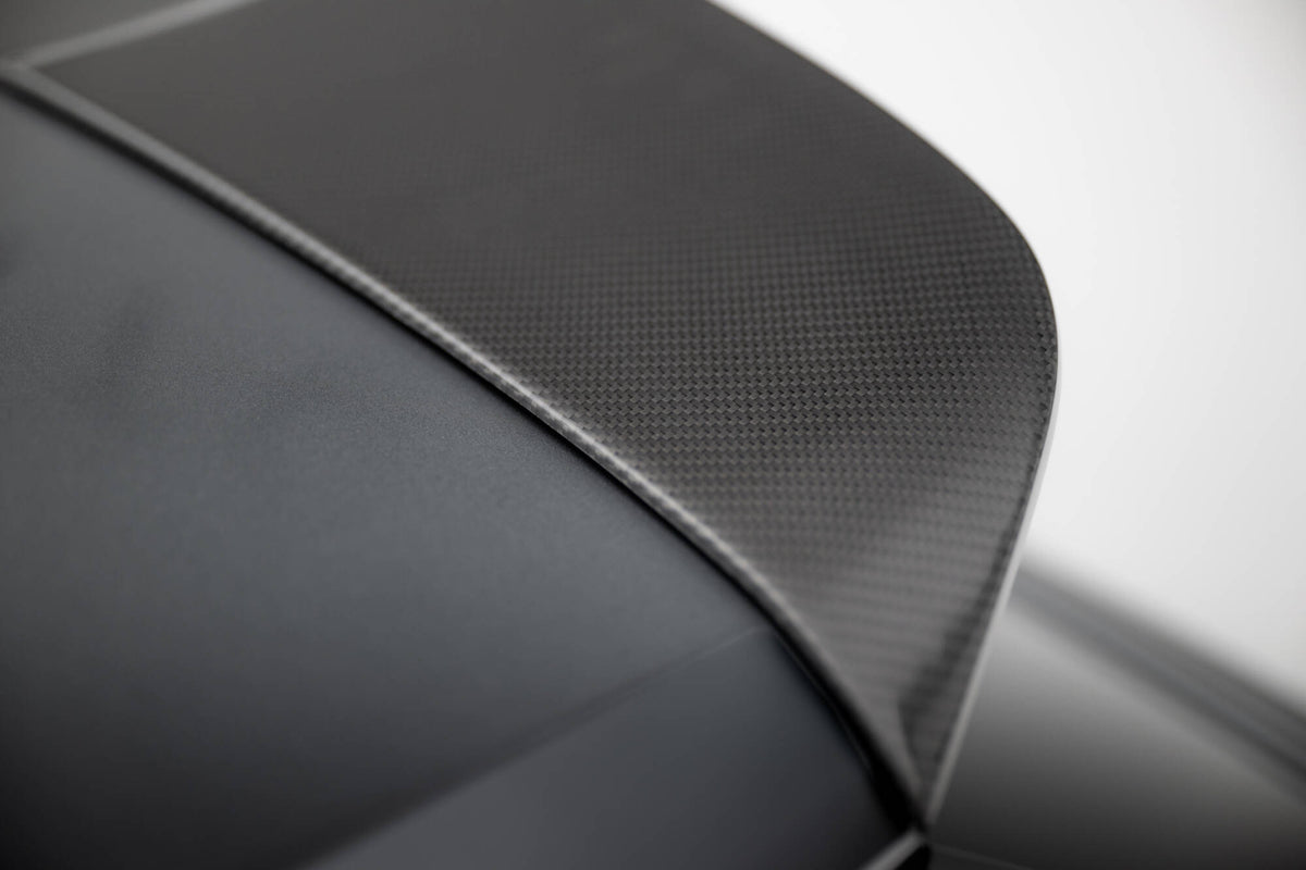 Detalj av prepreg karbon-vev på hekkspoiler for Audi Sportback 8Y