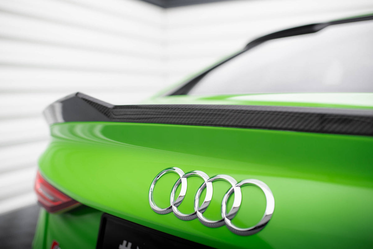 Uniform karbonstruktur på hekkspoiler til Audi A3 Sedan 8Y i nærbilde