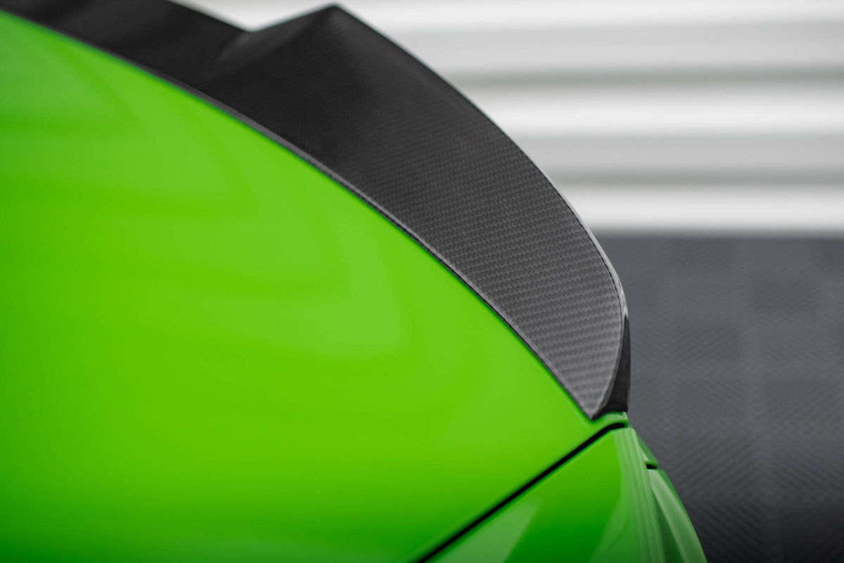 Hekkspoiler til Audi RS3 8Y sett fra siden med karbonfinish