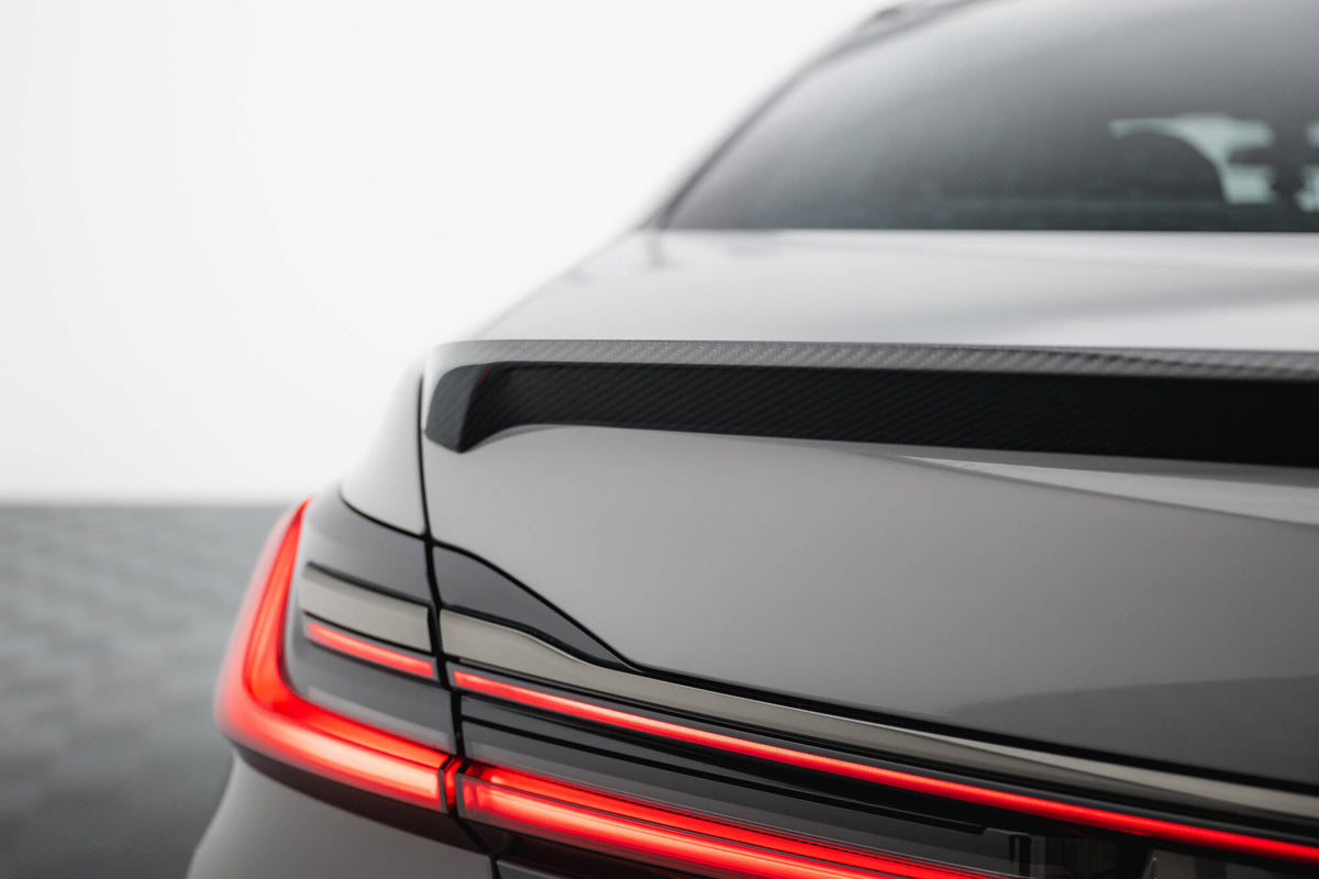 Undersiden av hekkspoiler til BMW 7 G11 med 3M-tape for montering