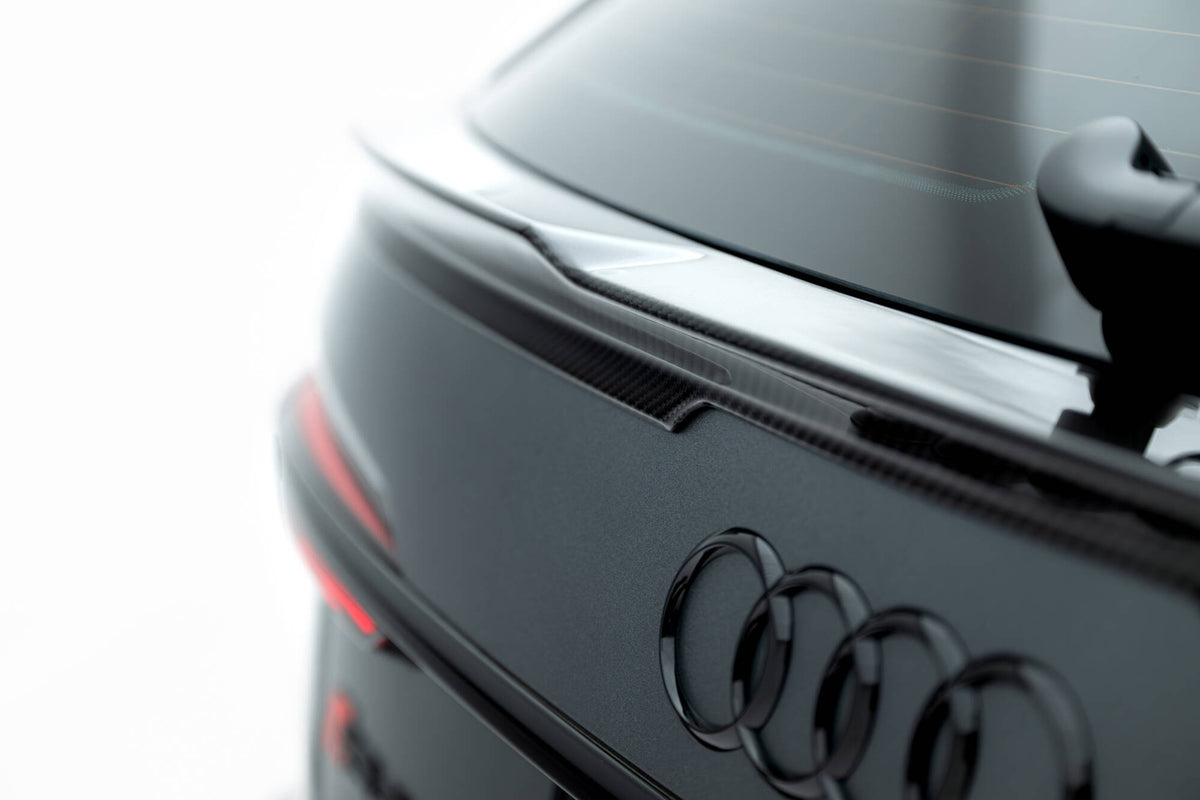 Hekkspoiler i karbon sett bakfra på Audi RS6 C8 Facelift