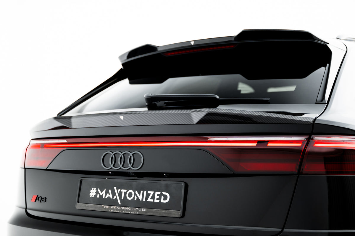 Nærbilde av Carbon Uniform Shape-overflaten på hekkspoiler til Audi Q8