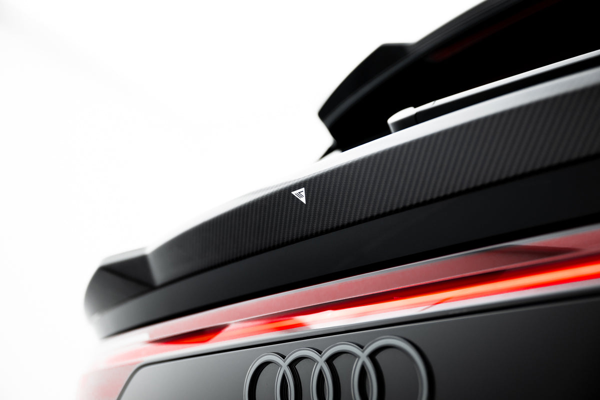 Karbon hekkspoiler til Audi RSQ8 Mk1 sett bakfra