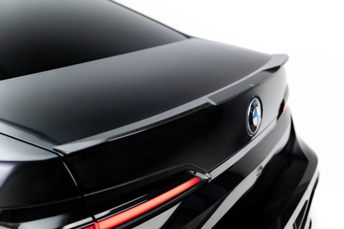 Karbon hekkspoiler til BMW i7 G70 M-Pack, sett bakfra