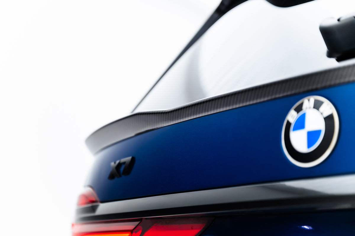 Nærbilde av ensartet karbonvev på hekkspoiler til BMW X7 G07