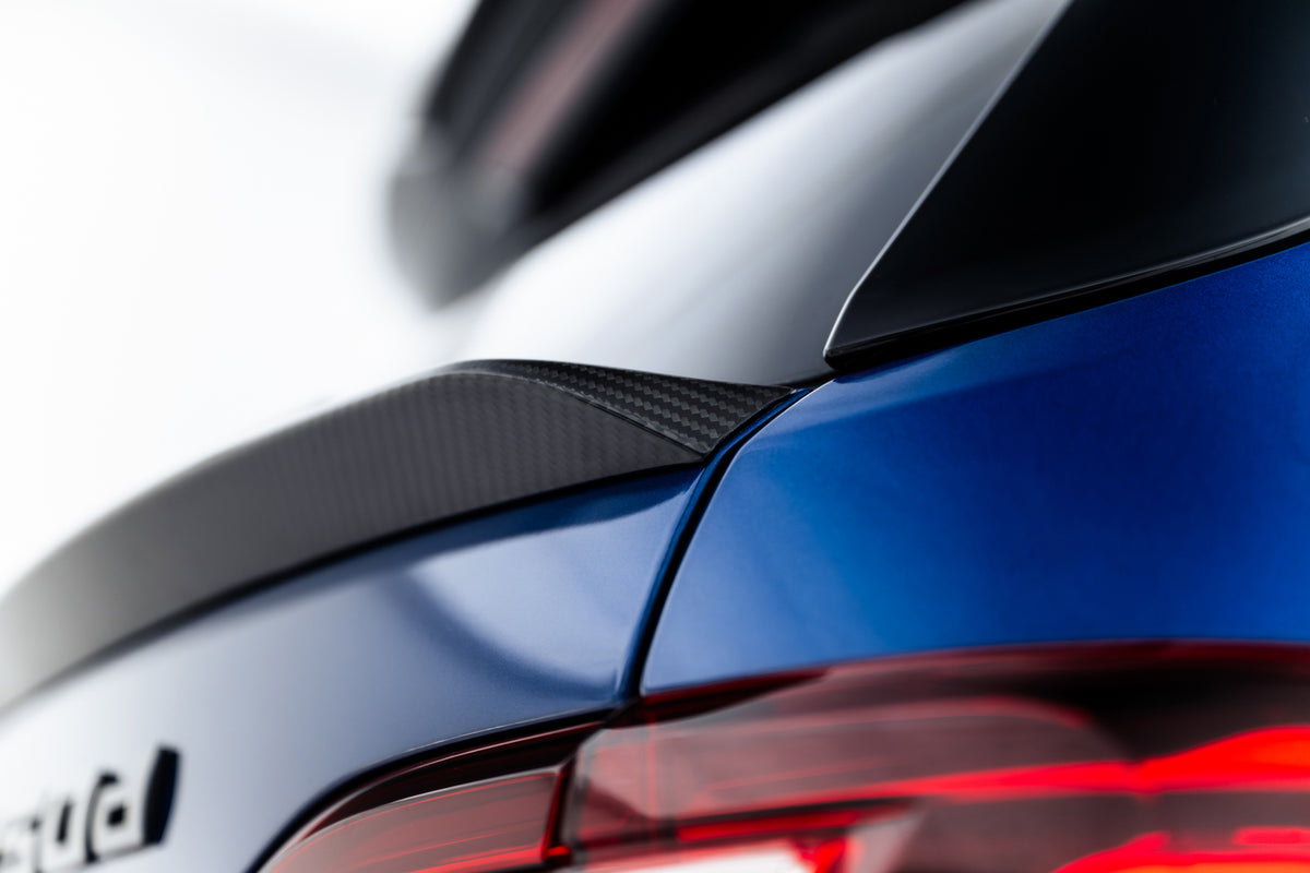 Hekkspoiler i karbon til BMW X7 M-Pack G07 sett fra siden
