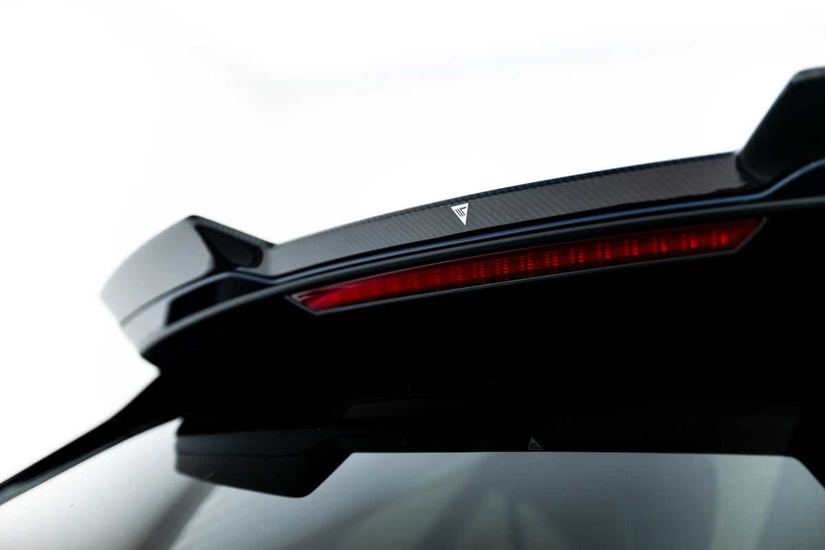 Detalj av Carbon Uniform Shape-finish på hekkspoiler til Audi RSQ8