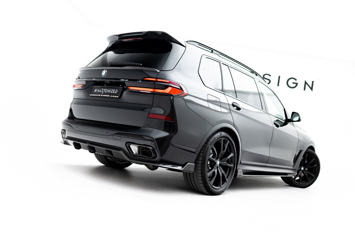 Nærbilde av Carbon Uniform Shape-overflaten på hekkspoiler til BMW X7 G07