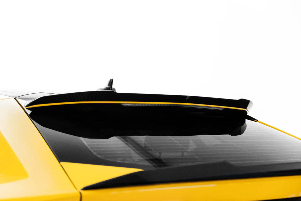Nærbilde av karbonvev på hekkspoiler til Lamborghini Urus Mk1
