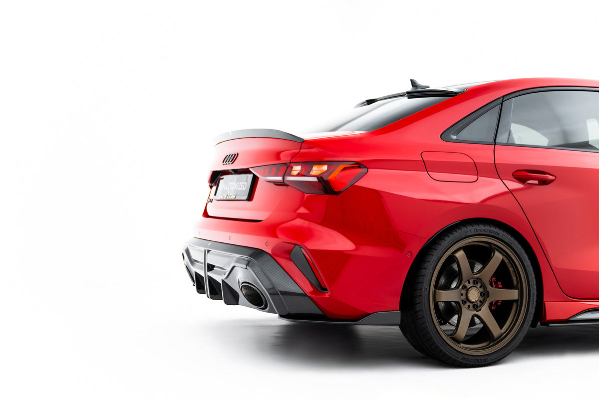 Nærbilde av Carbon Uniform Shape-overflate på hekkspoiler til Audi S3 8Y