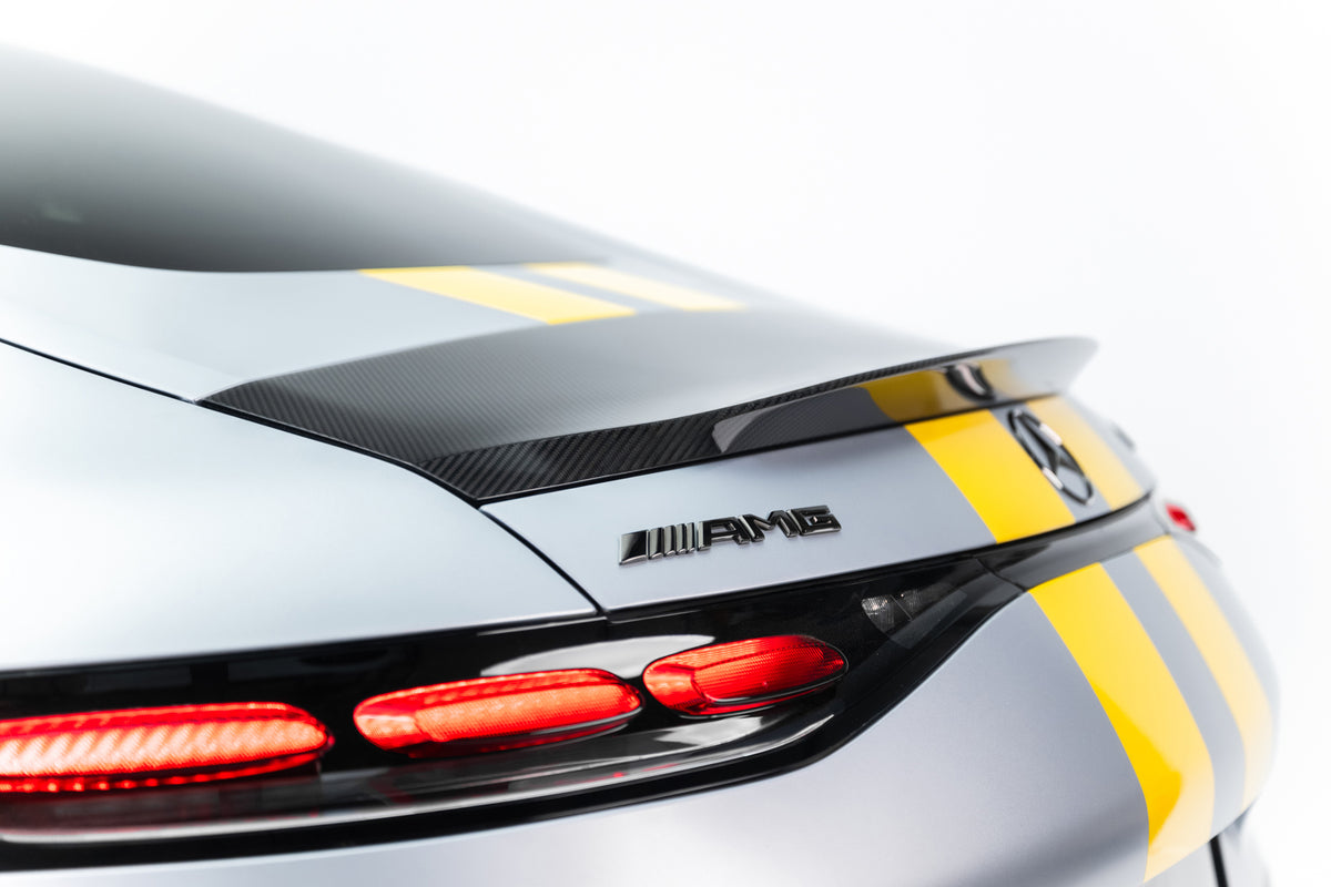 Nærbilde av karbonfiber vevmønster på Mercedes-AMG GT spoiler