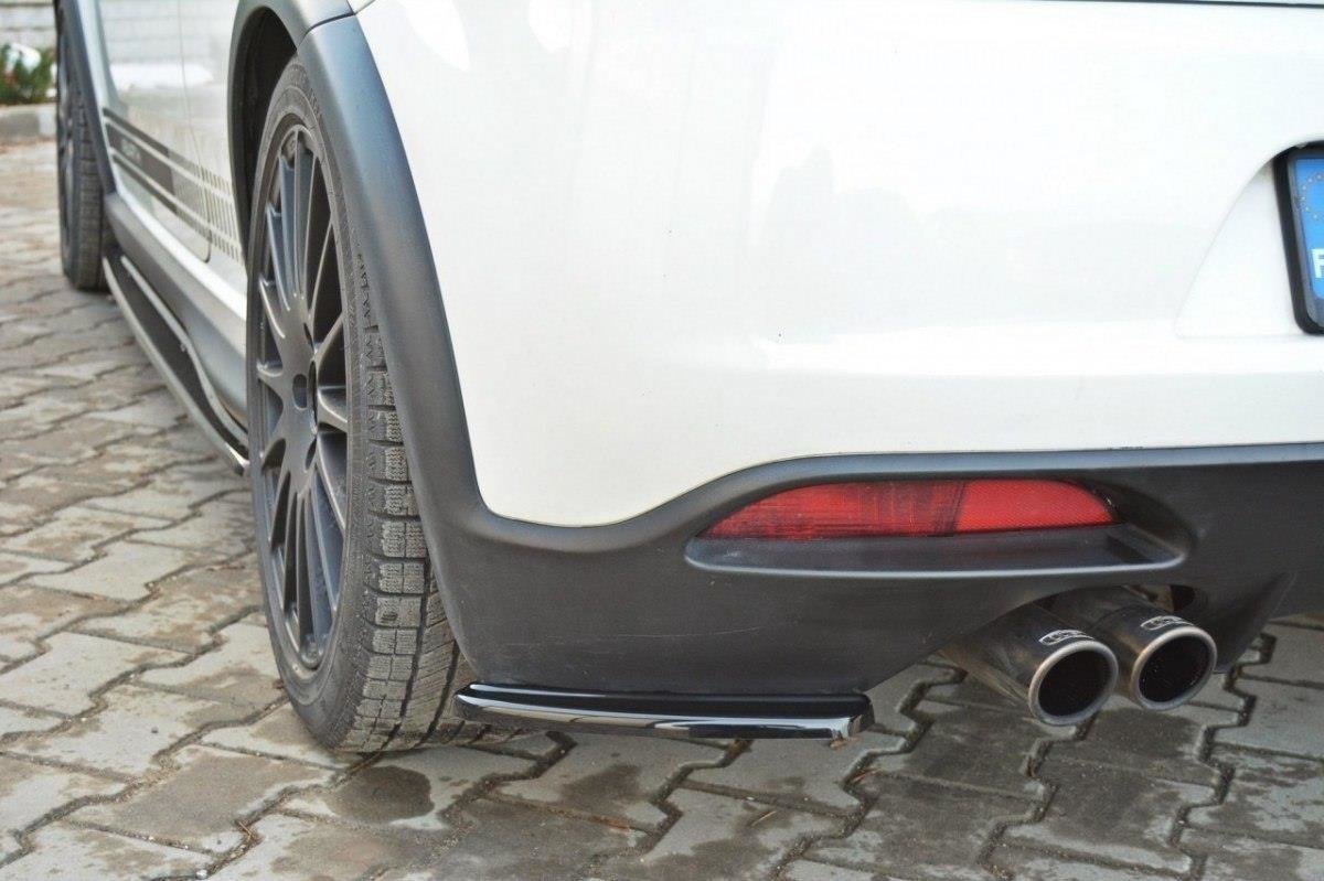 Bakre sideflaps fra Maxton Design for Fiat Grande Punto Abarth i blank svart, skrå vinkel