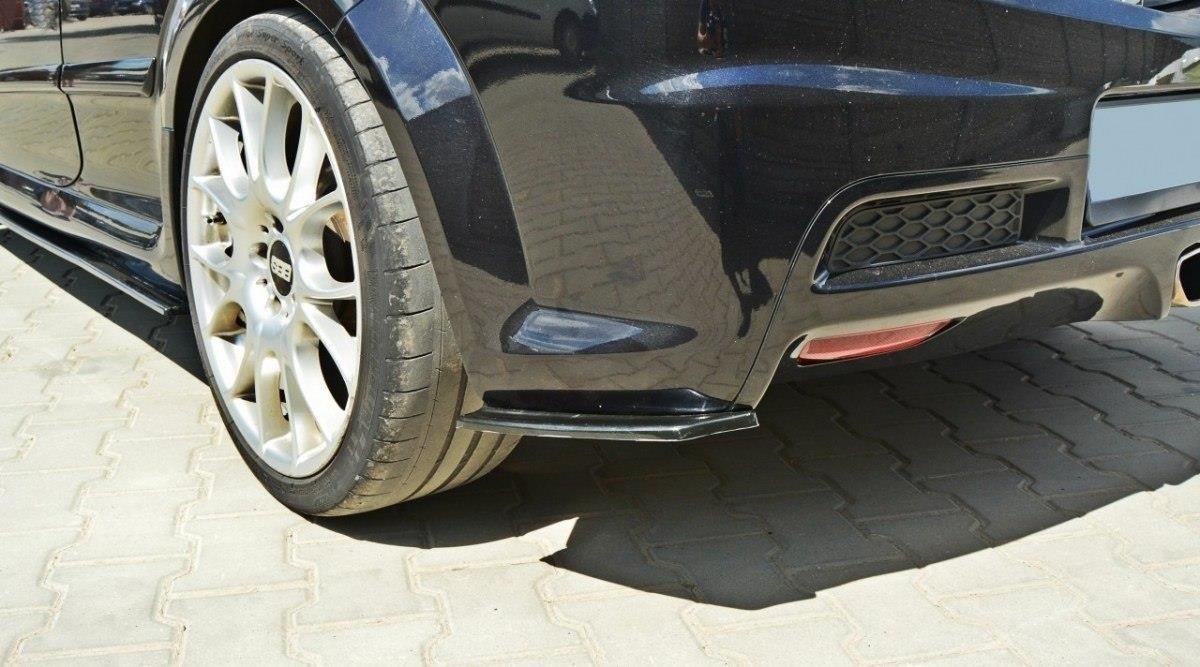 Bakre sideflaps til Opel Astra H OPC/VXR i strukturert sort finish sett forfra