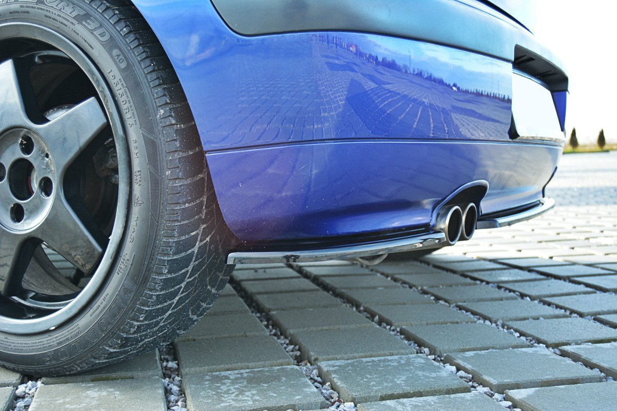 Maxton Design sideflaps for Seat Ibiza Cupra vist med dekorstripe