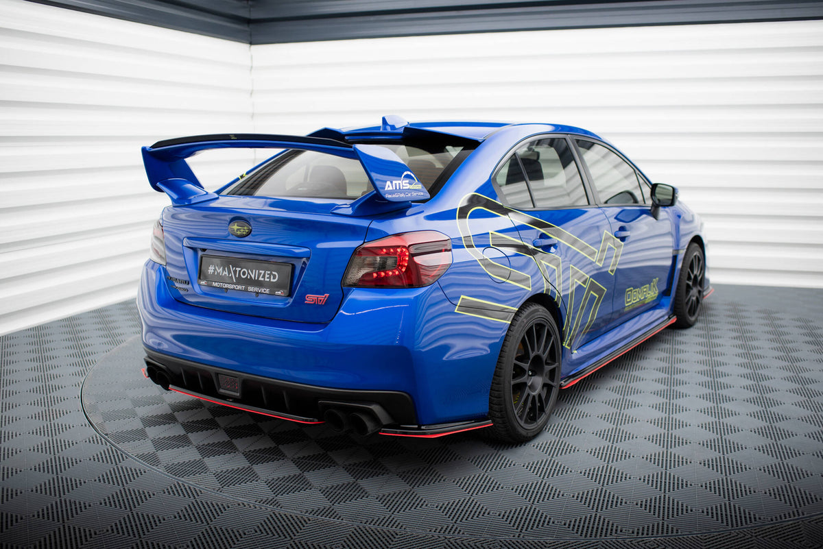 Nærbilde av sideflap bak i svart ABS-plast for Subaru WRX STI