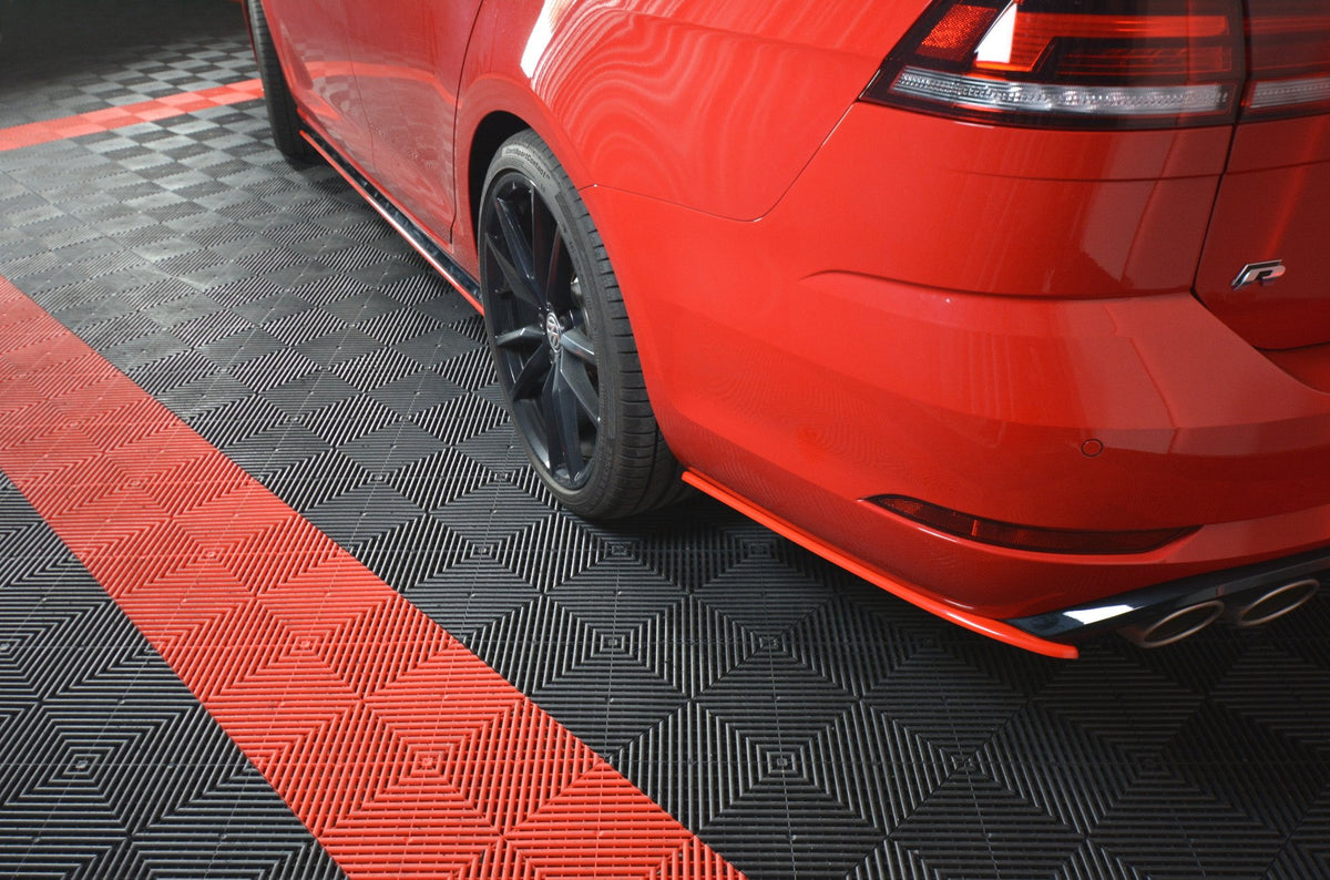 Sideflaps bak V.2 til VW Golf 7 R Variant Facelift, sett ovenfra på hvit bakgrunn