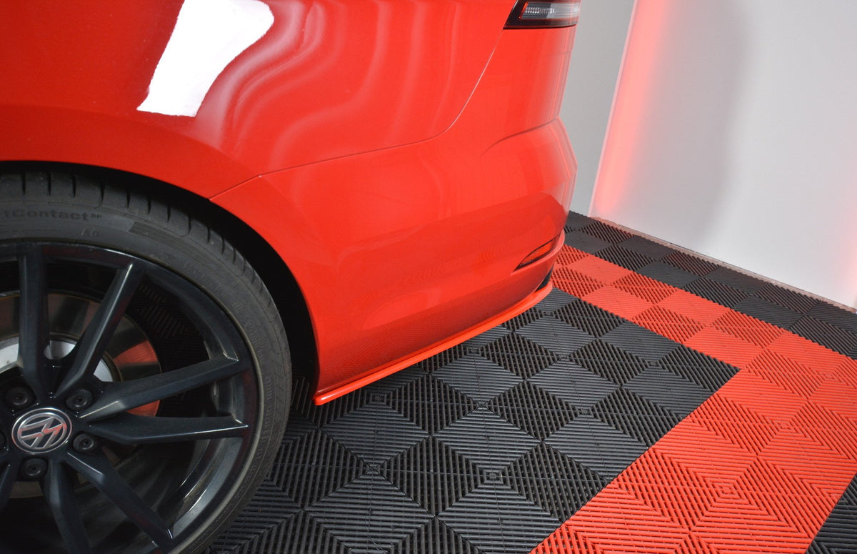 Nærbilde av sideflap V.2 i svart ABS-plast for VW Golf 7 R Variant