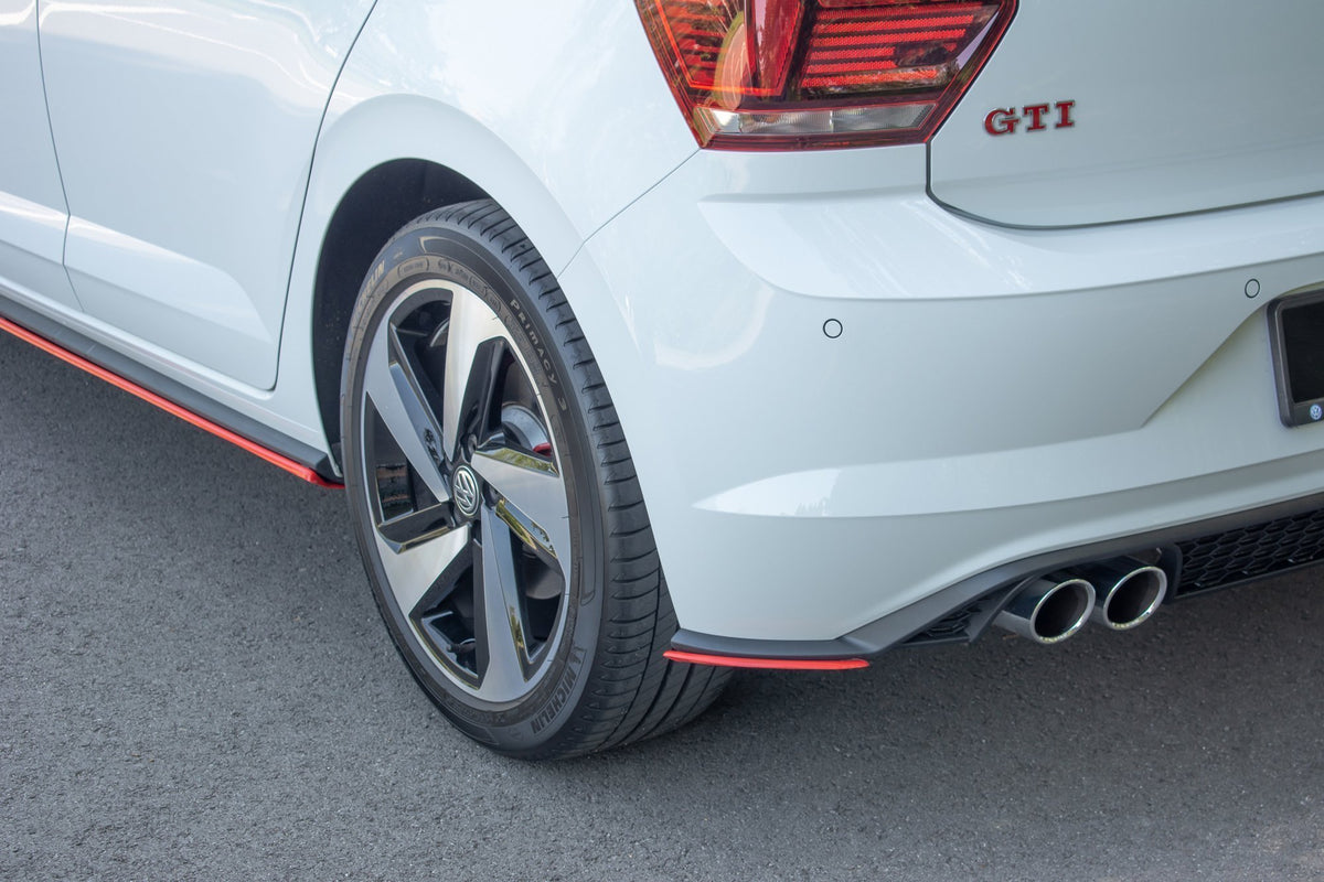 Sideflaps bak til VW Polo GTI MK6 fra Maxton Design, sett i skrå vinkel