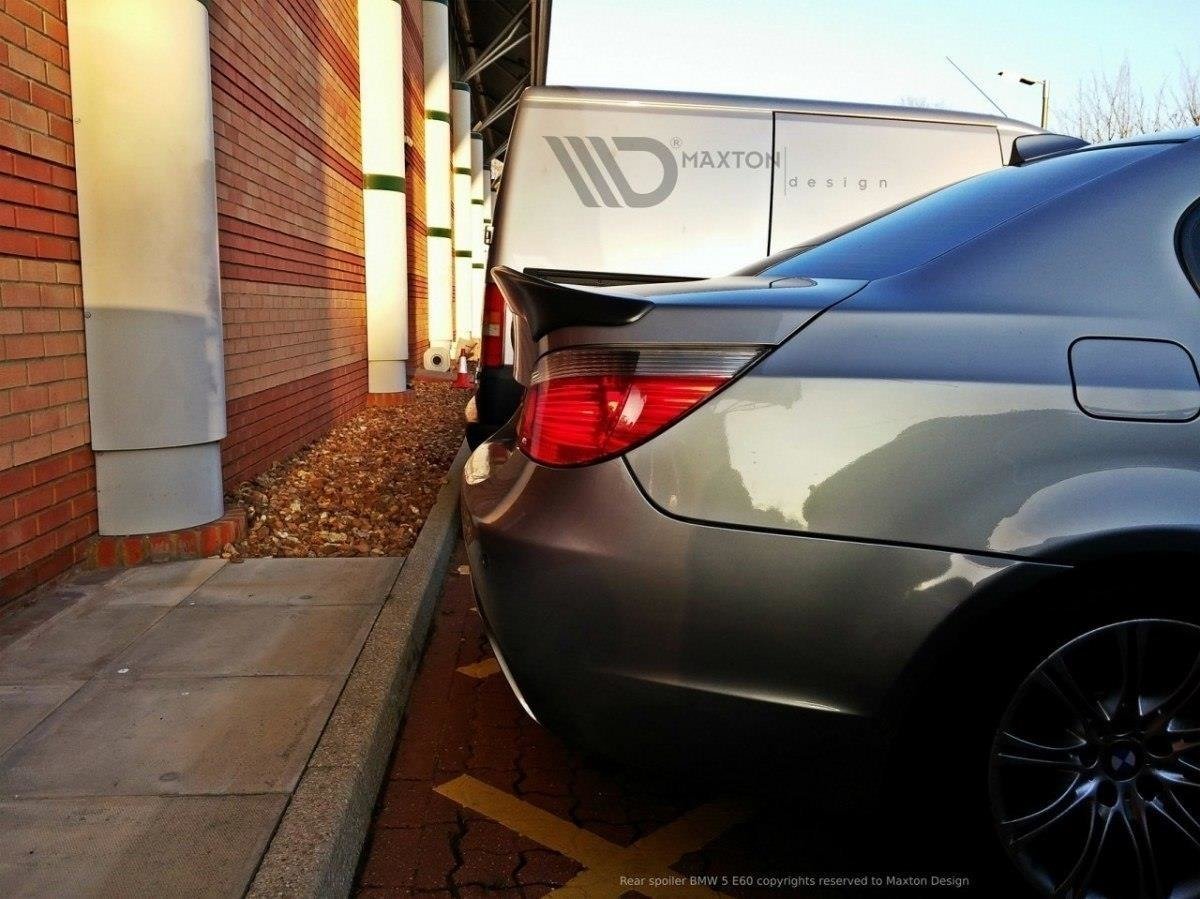 Nærbilde av spoiler til BMW 5 E60 Generation V som viser overflatefinish og konturer