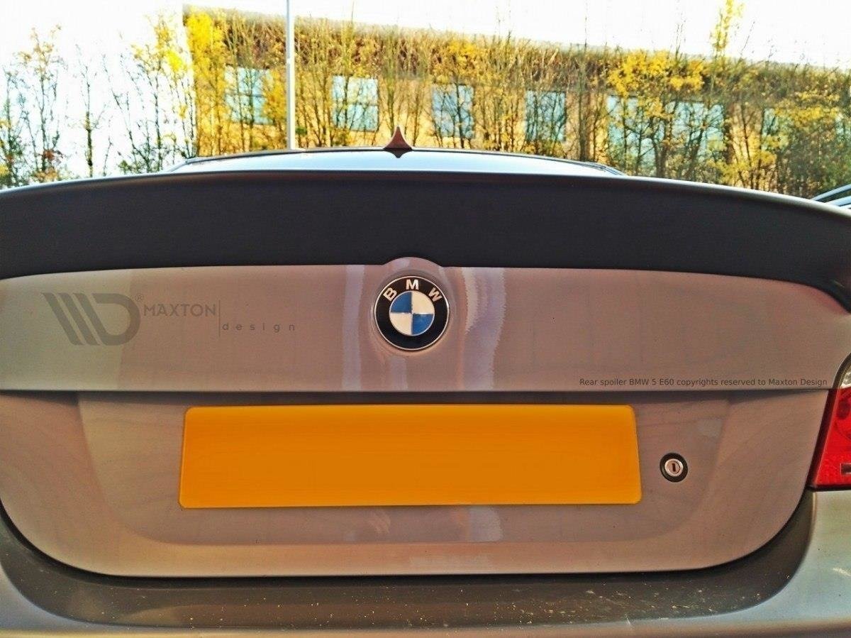 Spoiler BMW 5 E60 Generation V sett bakfra, aerodynamisk design i sort finish
