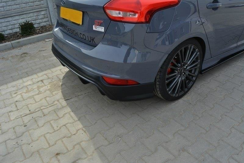 Bakre valance til Ford Focus ST MK3 Facelift i nærbilde av overflaten