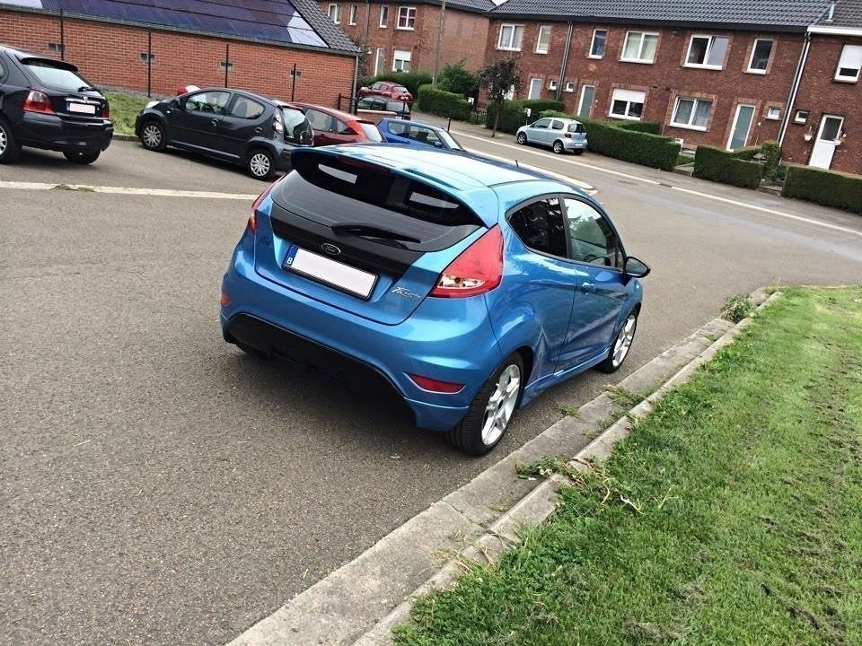 Maxton Design støtfangerutvidelse for Ford Fiesta Mk7 i ulakkert ABS-plast