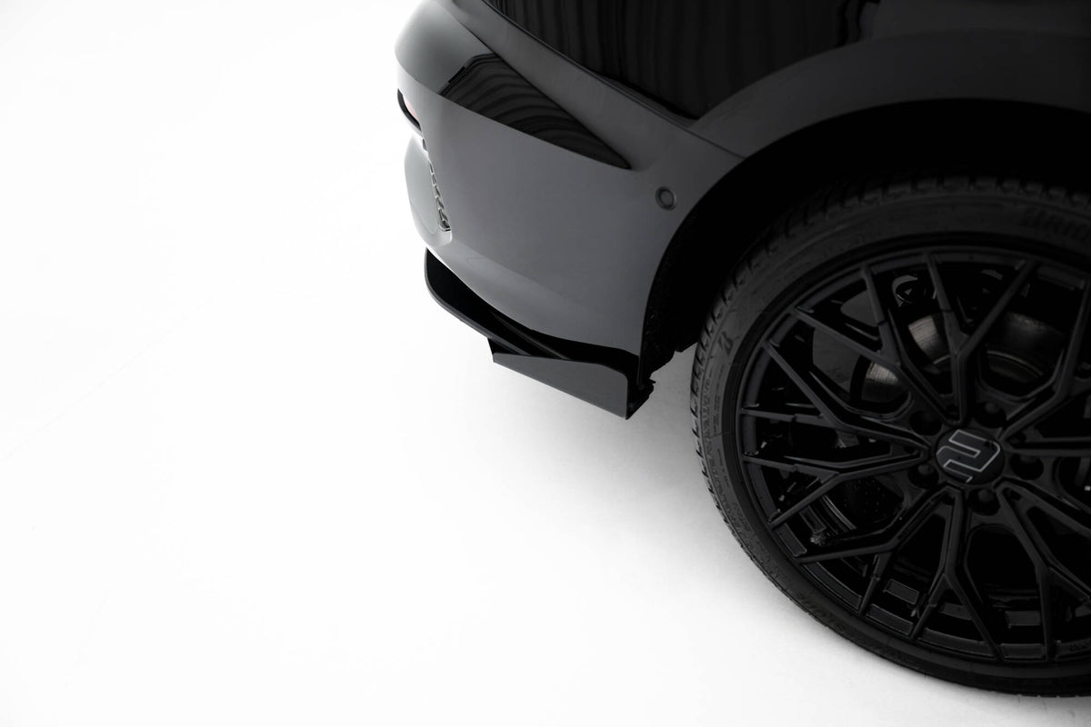 Sideflaps bak i sort finish montert på Audi A3 Sedan 8Y for et sportligere utseende