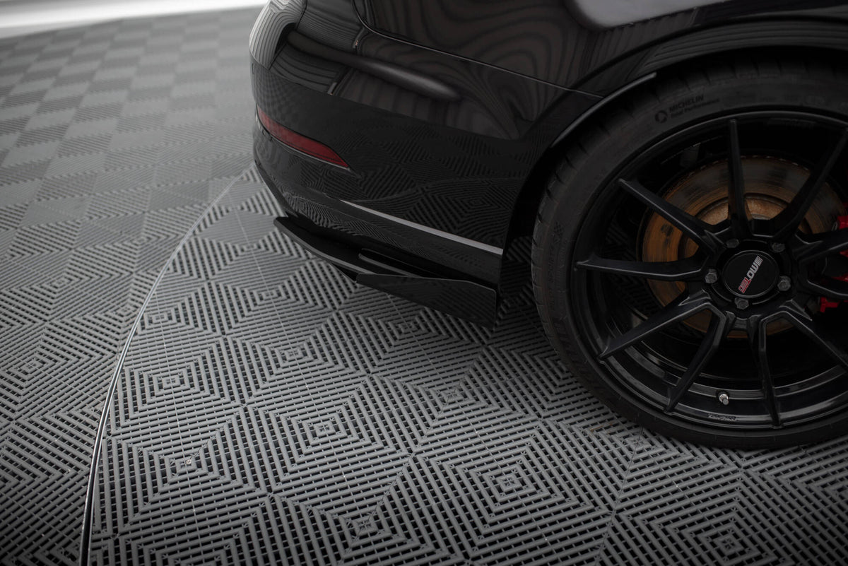 Bakre sideflaps til Audi RS3 Sedan 8V Facelift i matt svart, produktvisning forfra