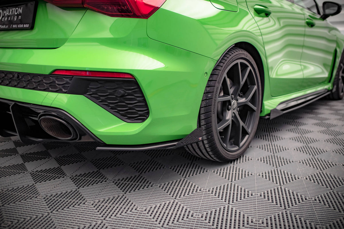 Sideflaps bak i sort finish montert på Audi RS3 Sedan 8Y for et aggressivt sportslook